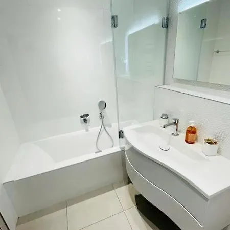 Elegant 3 Bedrooms Flat In Cloche D'or With Terrace And Parking